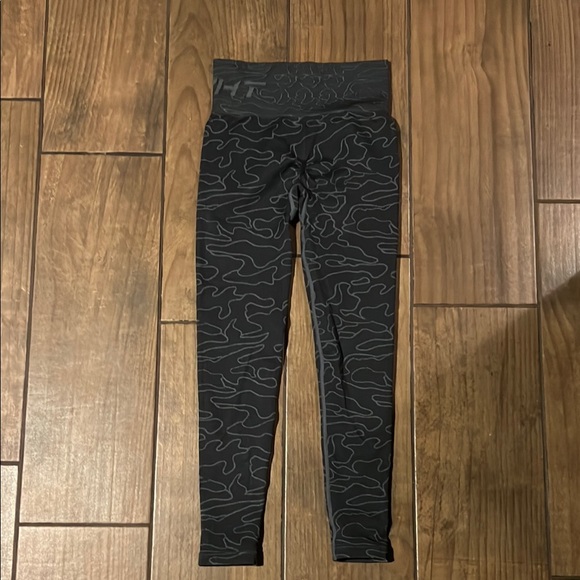 ECHT Black Leggings with Grey design and scrunched butt - Picture 3 of 4